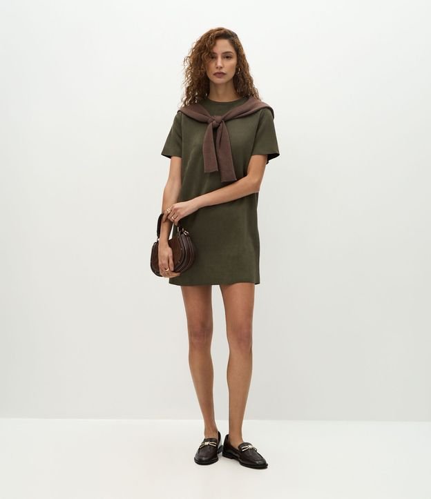 Vestido Corto Recto en Gamuza con Cuello Redondo 2