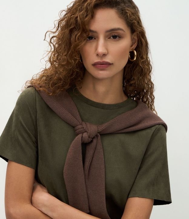Vestido Corto Recto en Gamuza con Cuello Redondo 3