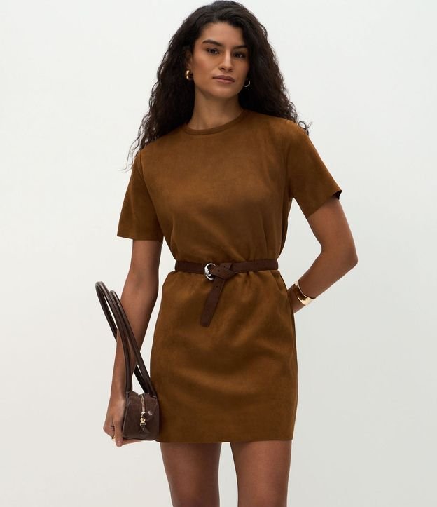 Vestido Corto Recto en Gamuza con Cuello Redondo