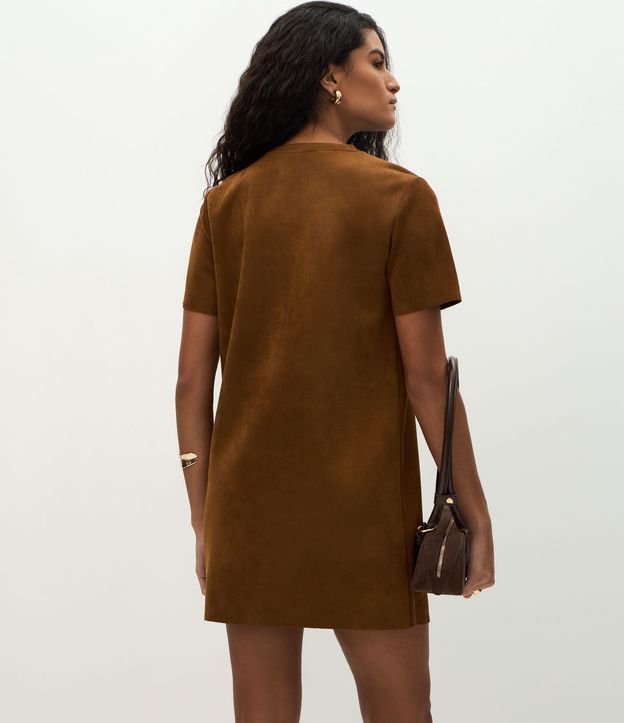 Vestido Corto Recto en Gamuza con Cuello Redondo 4
