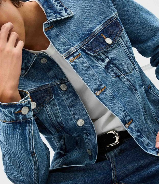 Campera Regular en Jeans Desteñido con Botones y Bolsillos en el Pecho 3