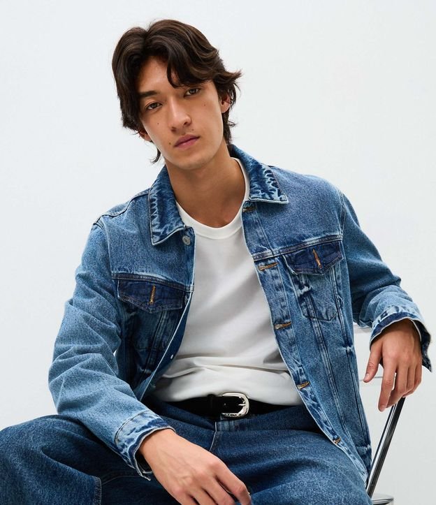 Campera Regular en Jeans Desteñido con Botones y Bolsillos en el Pecho 5