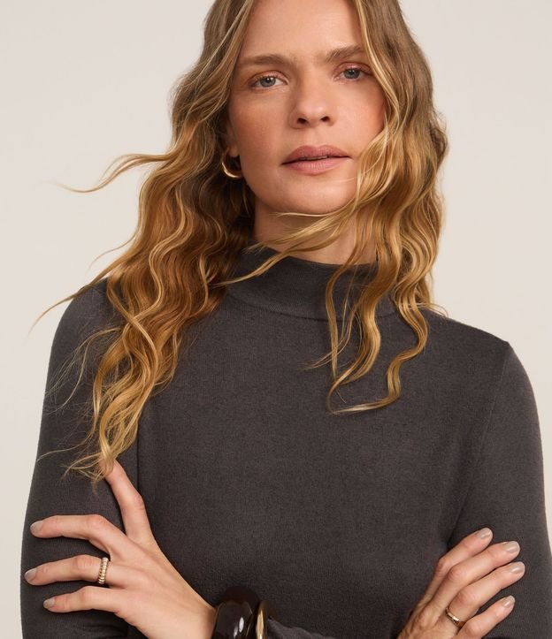 Blusa Texturizada con Cuello Alto y Manga Larga 3