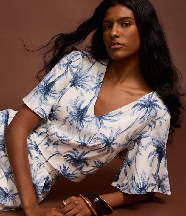 Blusa en Viscolino con Estampa Palmeras y Escote V 5
