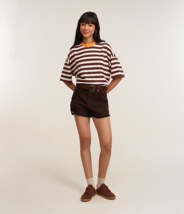Short Slim en Sarga con Terminación Deshilachada