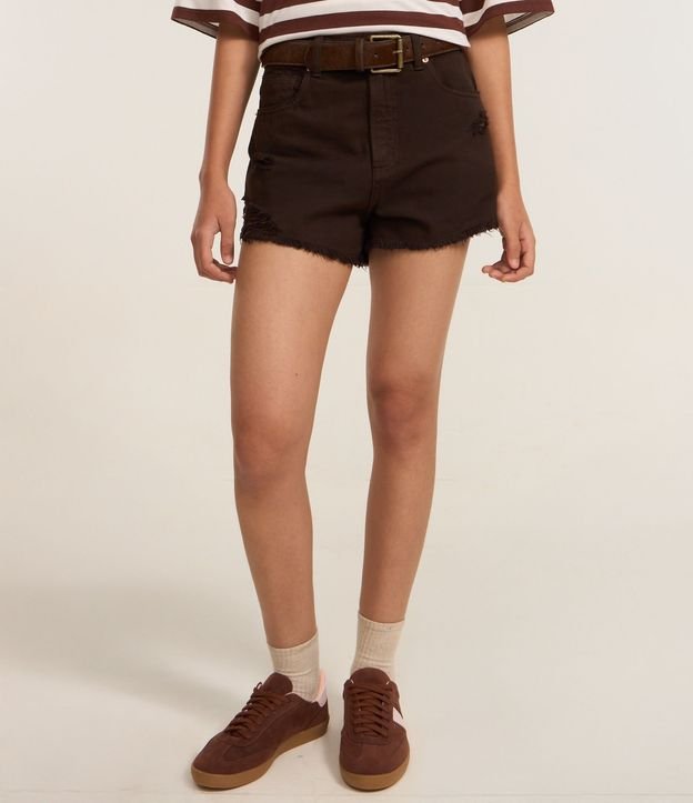 Short Slim en Sarga con Terminación Deshilachada 3