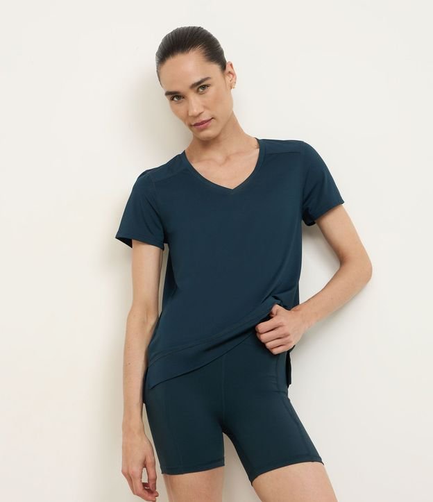 Remera Deportiva en Microfibra Agujerada con Ruedo Mullet