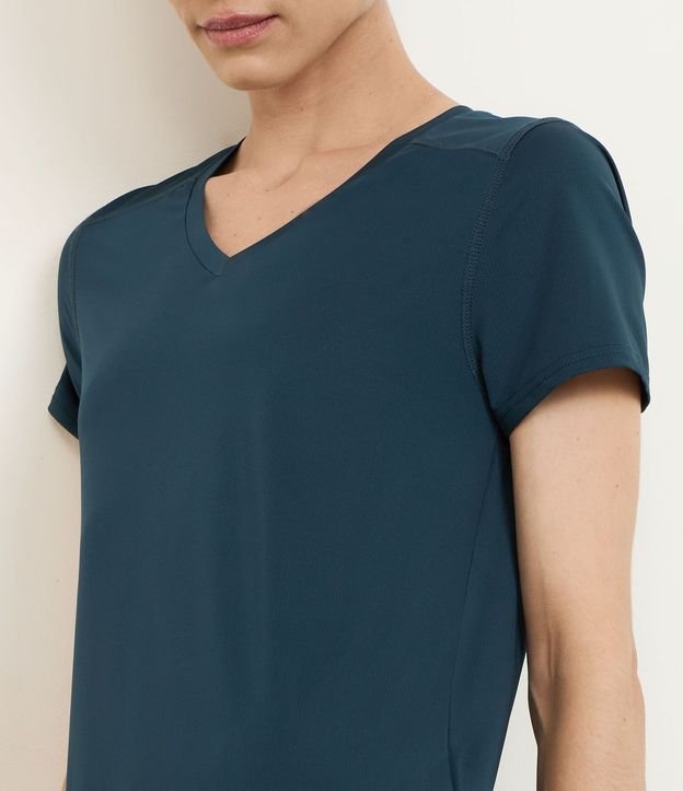 Remera Deportiva en Microfibra Agujerada con Ruedo Mullet 2
