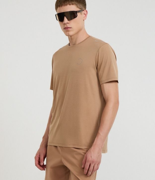 Remera Deportiva en Tecnologia Dry con Estampa Lettering
