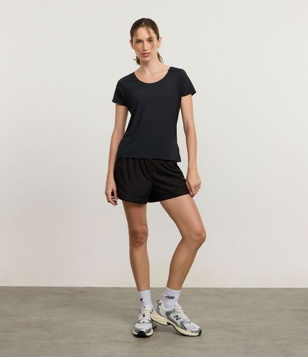 Remera Deportiva en Microfibra con Laterales Perforadas 2
