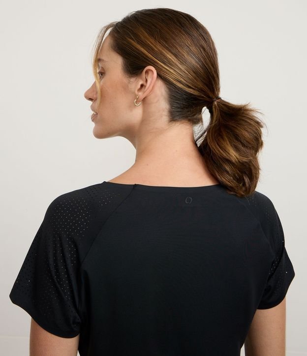 Remera Deportiva en Microfibra con Laterales Perforadas 4