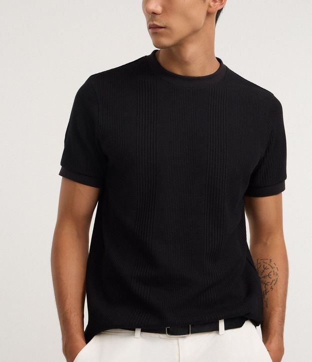 Remera Regular con Cuello Redondo y Textura Vertical 3