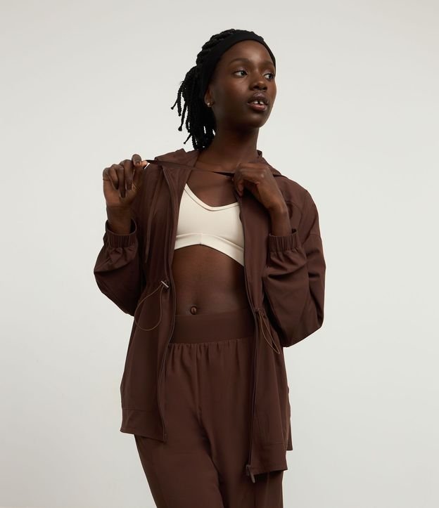 Campera Parka Tecnológica con Capucha y Cintura Ajustable 3