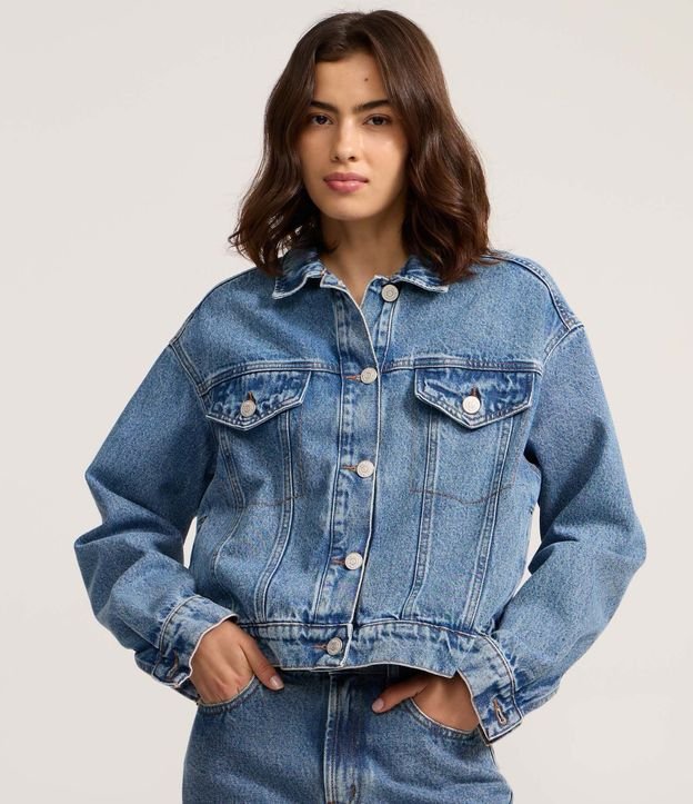 Campera Boxy en Jeans con Bolsillos y Recortes 3