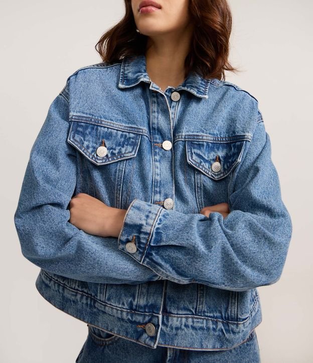 Campera Boxy en Jeans con Bolsillos y Recortes 5