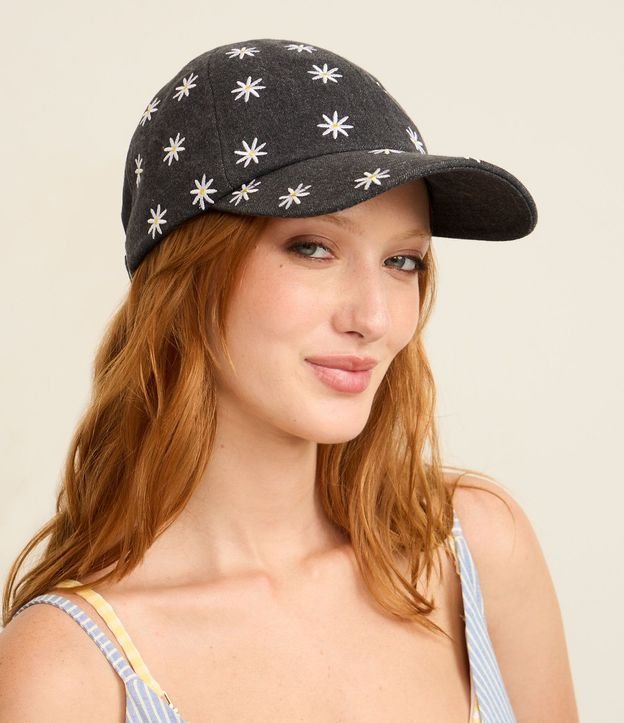 Gorra Aba Curva en Sarga con Bordado de Margaritas