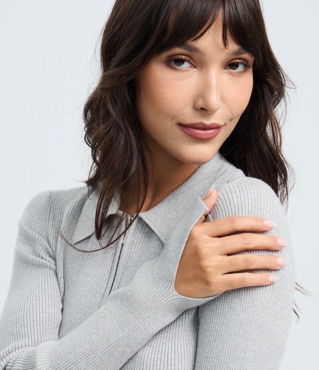 Blusa en Viscosa en Efecto Tricot con Cuello Polo y Cremallera 3