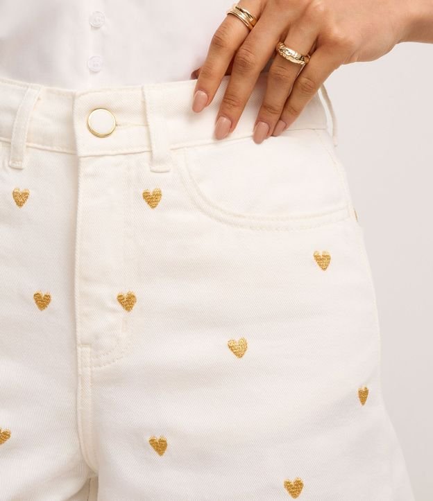 Short Mom Cintura Alta en Jeans con Bordado Corazones 6