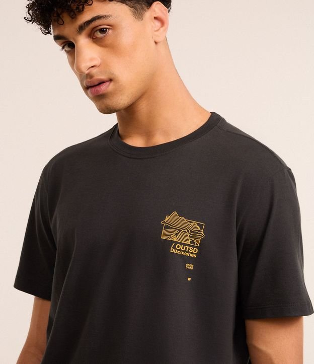 Remera Comfort en Algodón con Estampa de Mapa y Lettering Outsd Discoveries 5