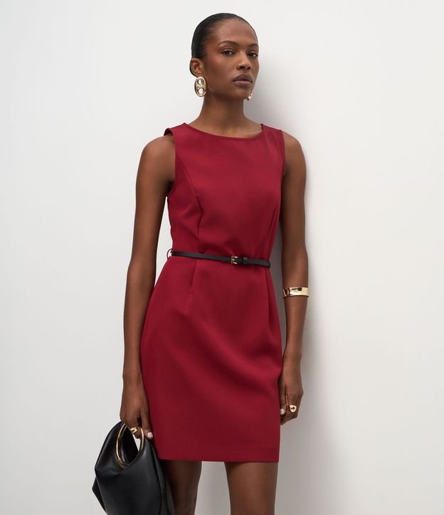 Vestido Corto en Crepé con Pliegues Delanteros y Cinturón en PU