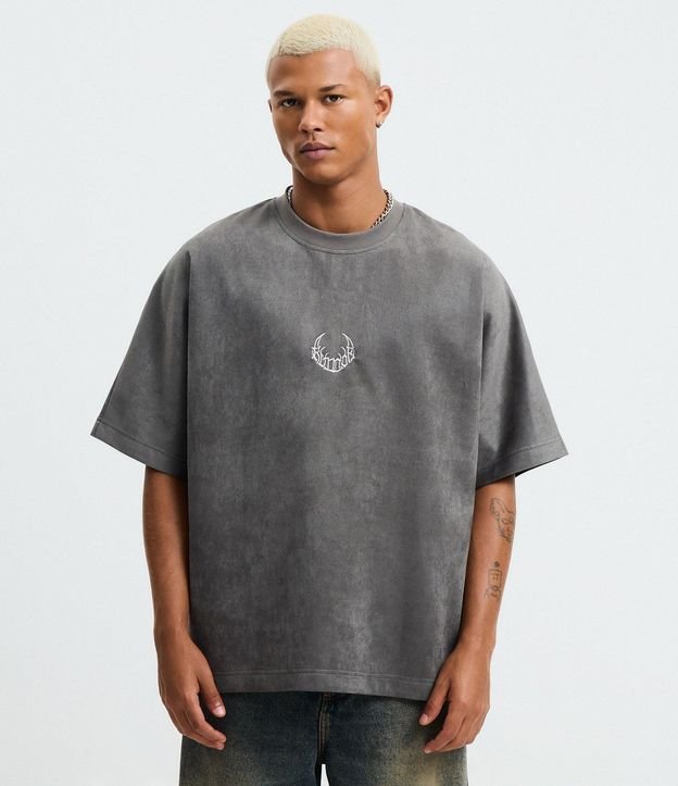 Remera Oversized en Media Malla con Estampa Lettering y Bordado