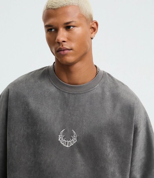 Remera Oversized en Media Malla con Estampa Lettering y Bordado 4