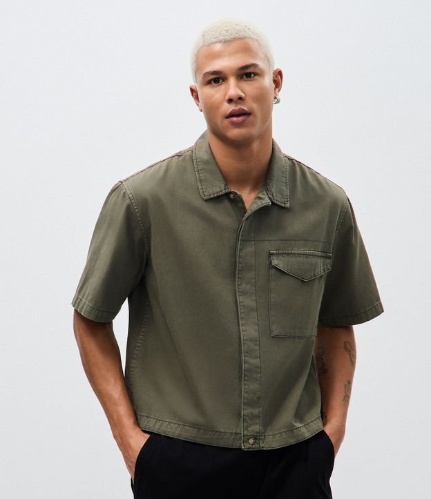 Camisa Overboxy en Sarga con Bolsillo Sobre Delantero