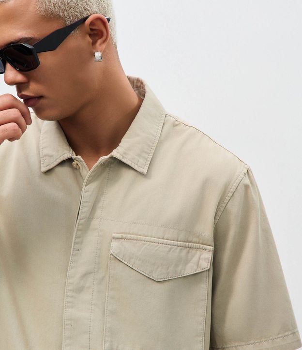 Camisa Overboxy en Sarga con Bolsillo Sobre Delantero 3
