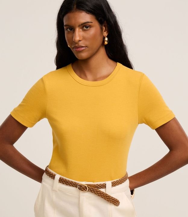 Blusa Básica Ajustada en Rib con Cuello Redondo