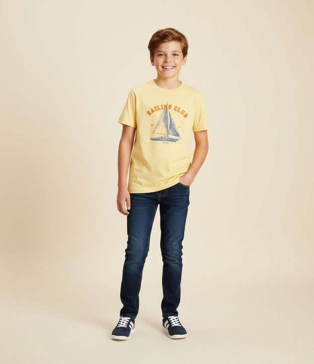 Remera Infantil Regular con Estampa de Barco Sailing Club - Talle 5 a 14 años