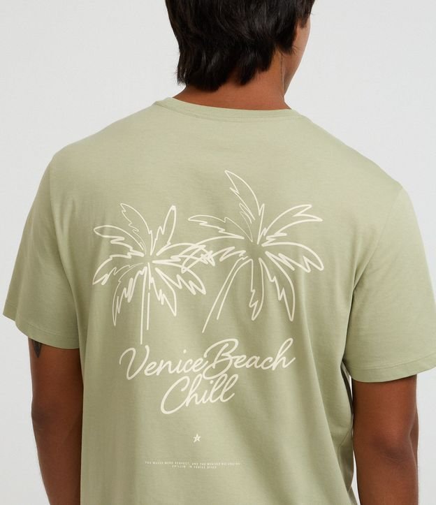 Remera Comfort en Algodón Peruano con Estampa Lettering Palmeras