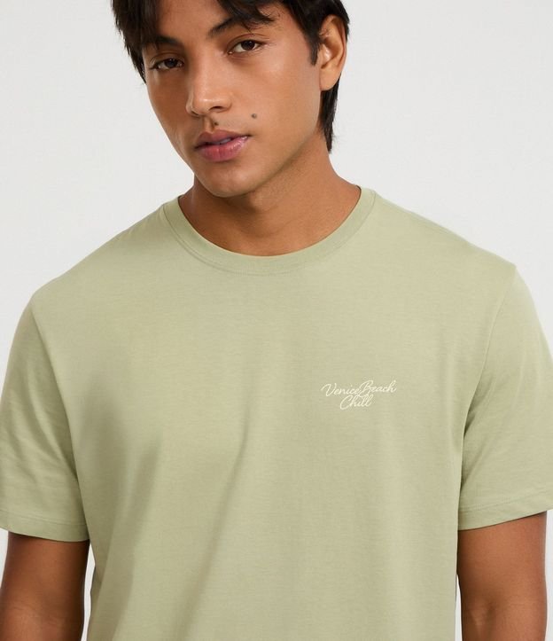 Remera Comfort en Algodón Peruano con Estampa Lettering Palmeras 4