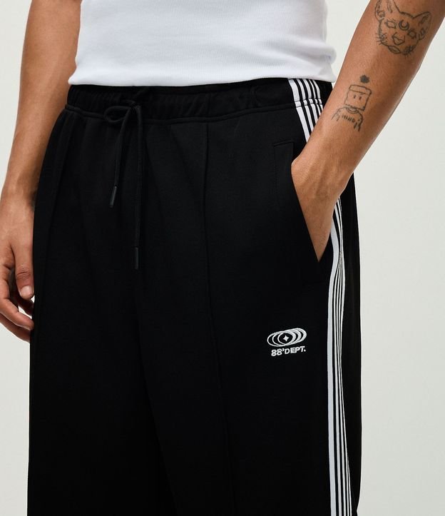 Pantalón Deportiva en Helanca con Rayas Laterales y Estampa Localizada 4