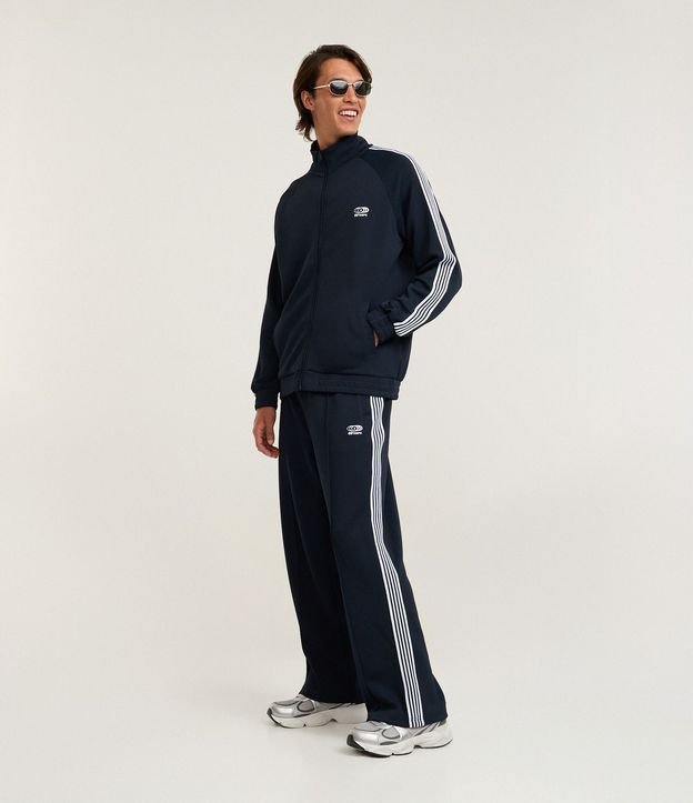 Pantalón Deportiva en Helanca con Rayas Laterales y Estampa Localizada 1