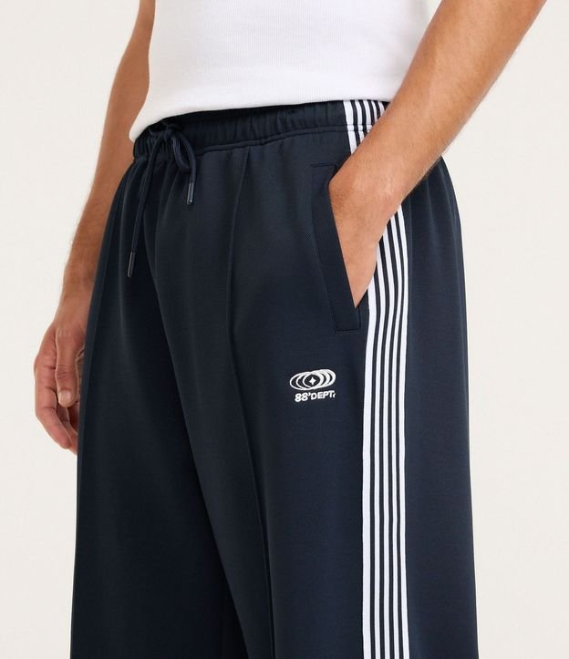 Pantalón Deportiva en Helanca con Rayas Laterales y Estampa Localizada 4