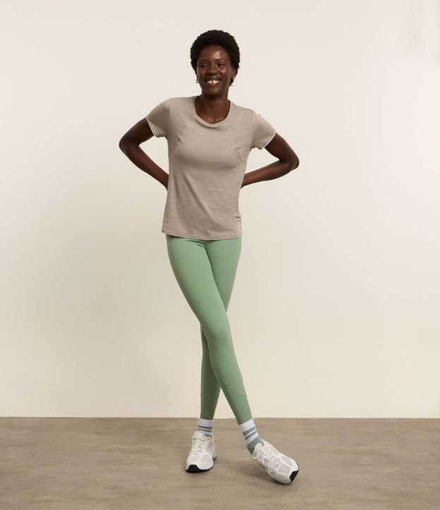 Remera Deportiva con Tecnologia Dry y Friso en la Espalda 3