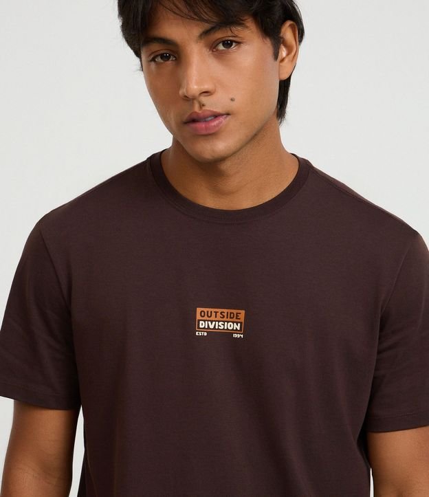 Remera Comfort en Algodón Peruano con Estampa Lettering Outside Division 3