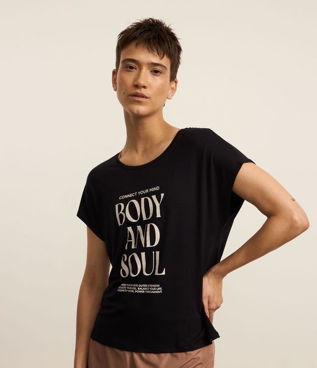 Remera Amplia Deportiva en Viscosa con Estampa Body and Soul