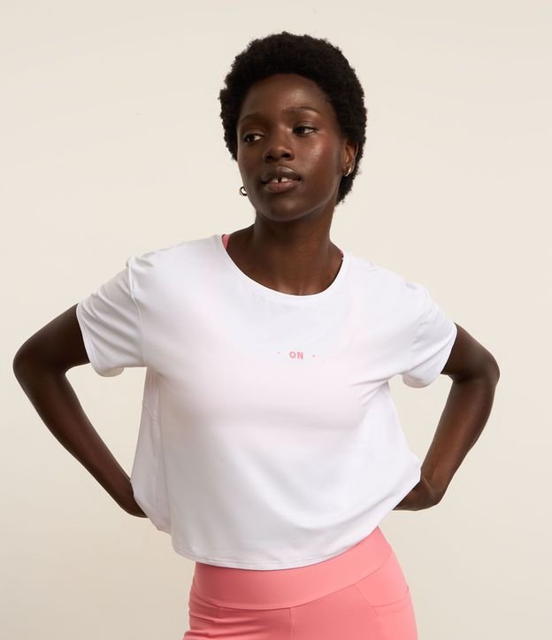 Remera Cropped Deportiva en Microfibra Texturizada con Detalle en la Espalda 1