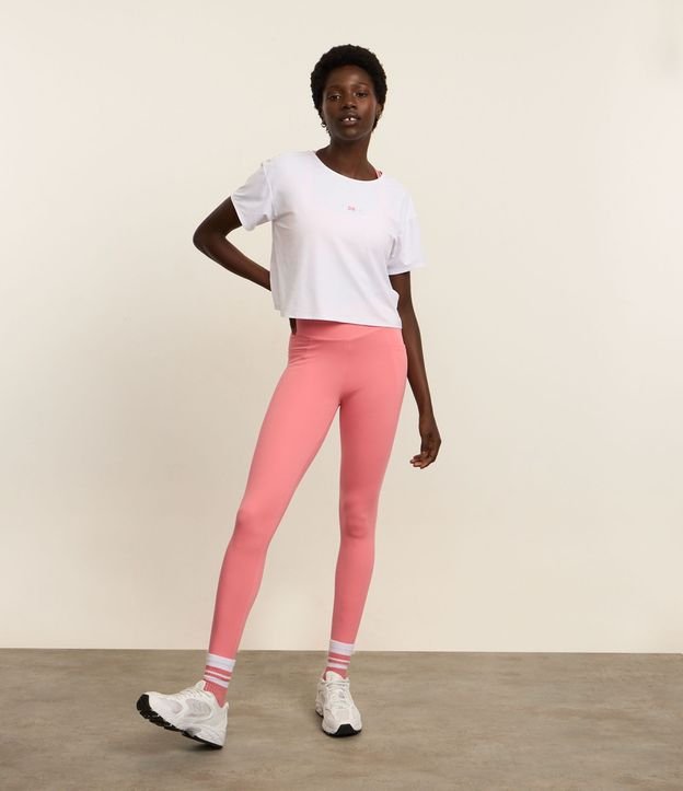 Remera Cropped Deportiva en Microfibra Texturizada con Detalle en la Espalda 2