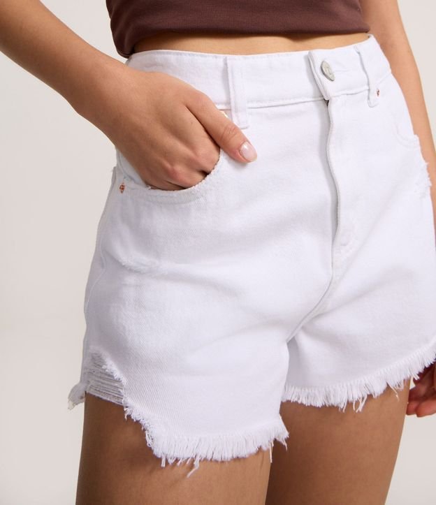 Short Slim en Sarga con Terminación Deshilachada 4