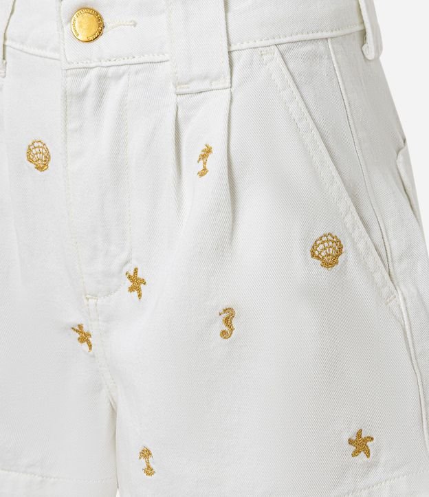 Short en Sarga con Pliegues y Bordados de Playa 6