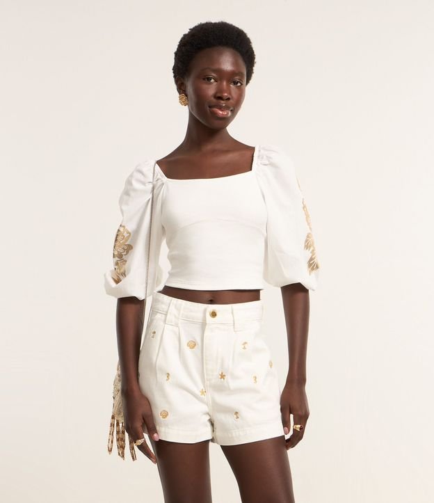 Short en Sarga con Pliegues y Bordados de Playa 2