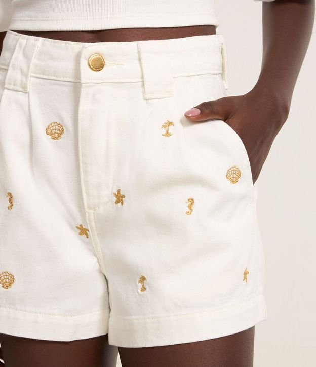 Short en Sarga con Pliegues y Bordados de Playa 4
