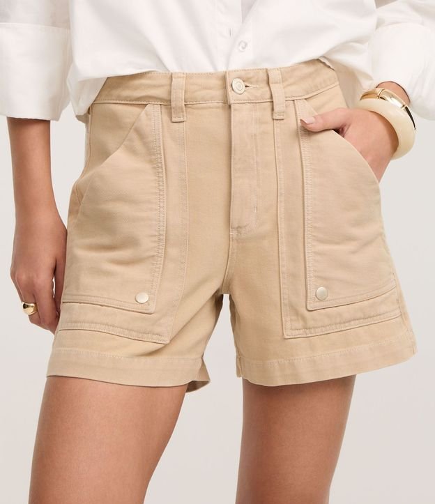 Short Mom en Sarga con Bolsillo Carpintero y Cintura Alta 3