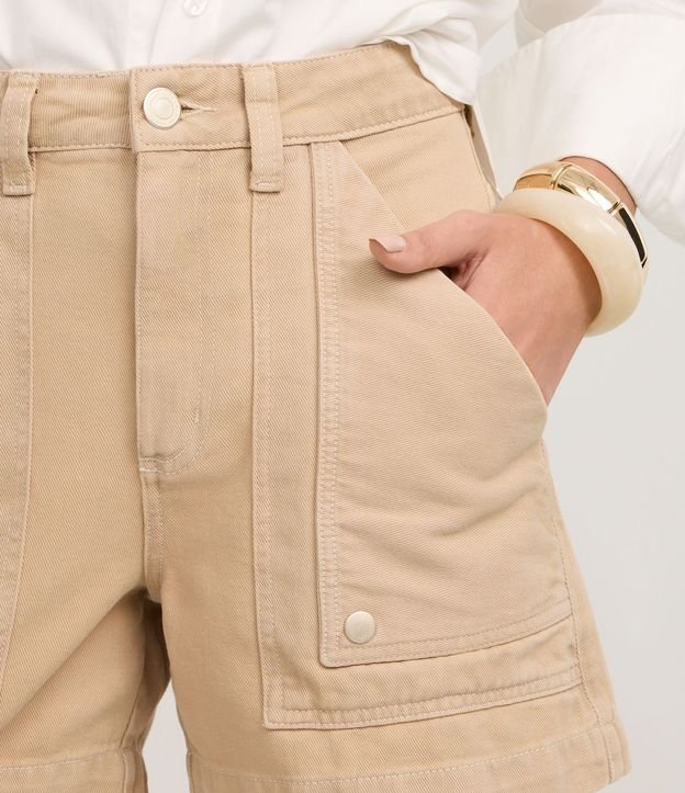 Short Mom en Sarga con Bolsillo Carpintero y Cintura Alta 4