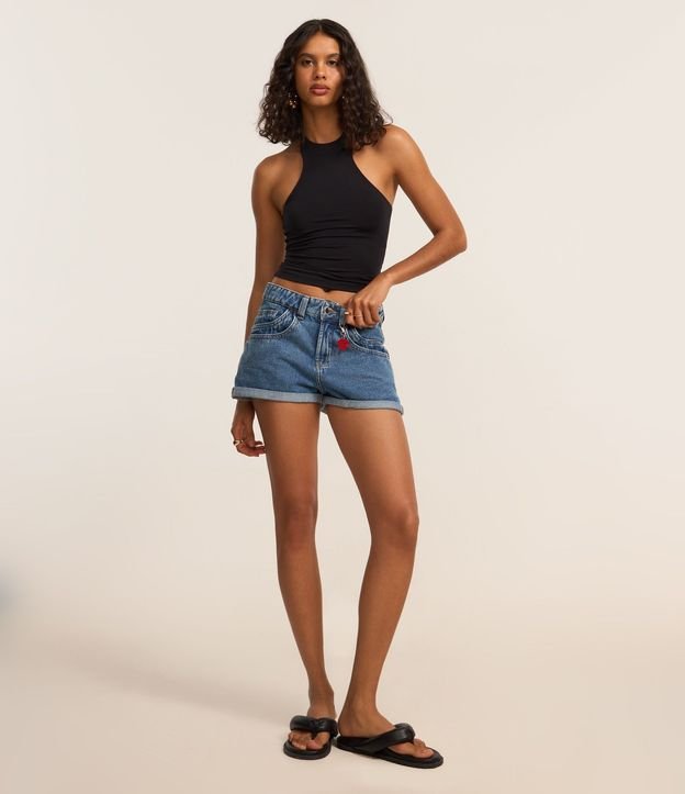 Short Slim Cintura Alta en Jeans con Colgante Floral
