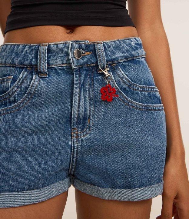 Short Slim Cintura Alta en Jeans con Colgante Floral 4