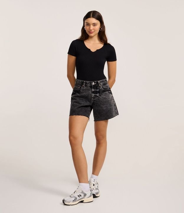Short Mom en Jeans Marmoleado con Ruedo Cortado