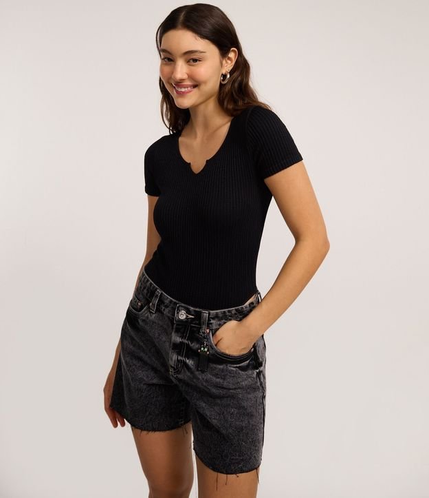 Short Mom en Jeans Marmoleado con Ruedo Cortado 2